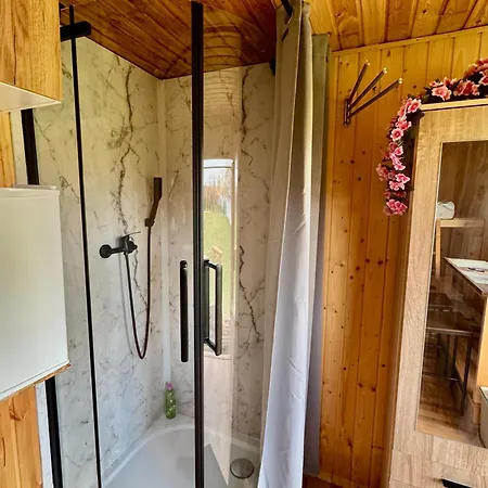 Tiny House By The River شقة